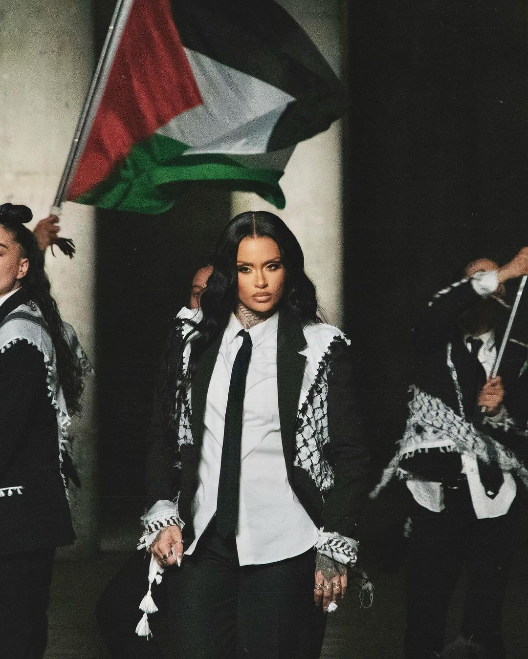 Atribut Palestina di Video Musik Next 2 U - Kehlani